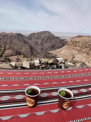 Wanderung aus den Bergen in das Tal von Petra
