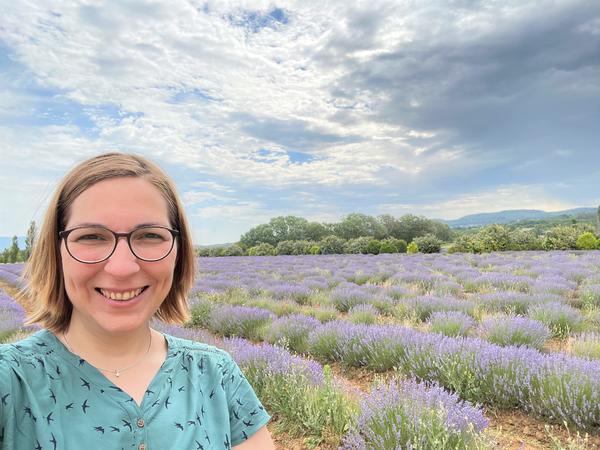 Meike im Lavendelfeld in der Provence