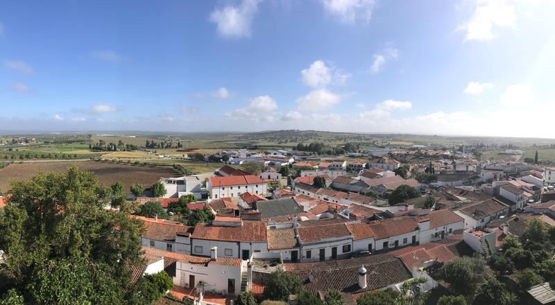 idyllisches Dorf Serpa im Alentejo mit alter Stadtmauer<br>